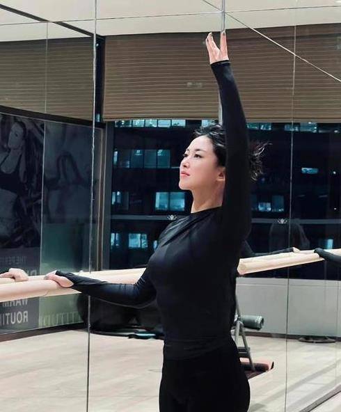 卫衣 朱珠罕见邋遢一回!在街头健身脸通红,穿卫衣顶着稻草头不要形象