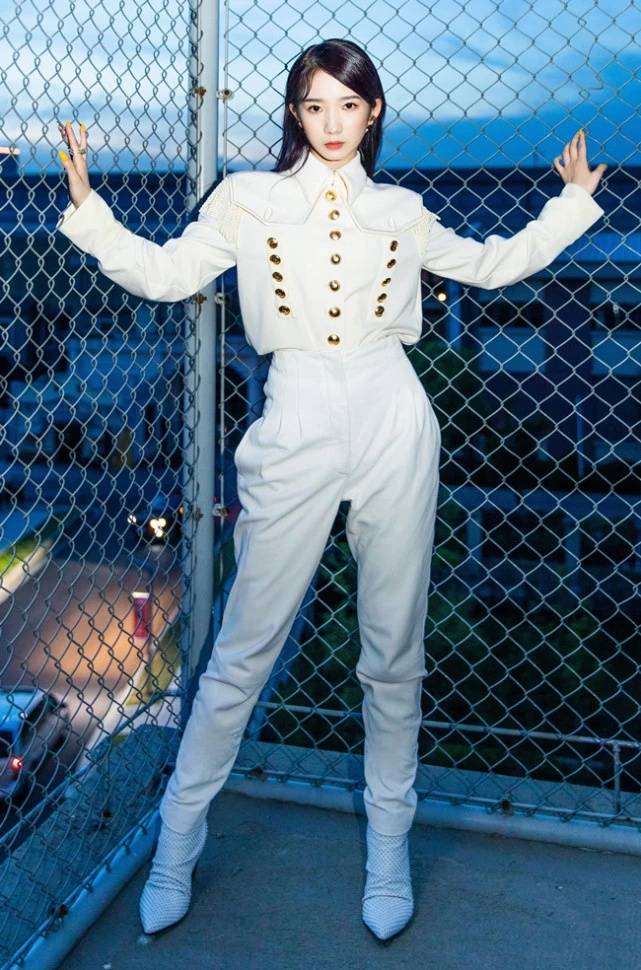 全黑 孟美岐是不小心踩倒墨水瓶了？白靴子鞋底全黑了，看着意外时髦！