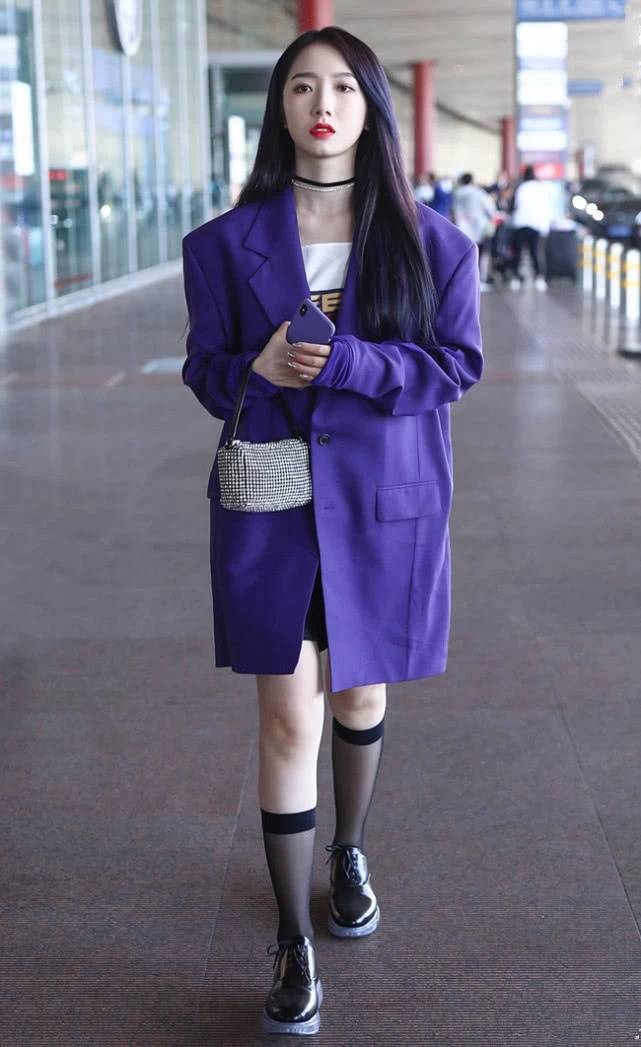 全黑 孟美岐是不小心踩倒墨水瓶了？白靴子鞋底全黑了，看着意外时髦！