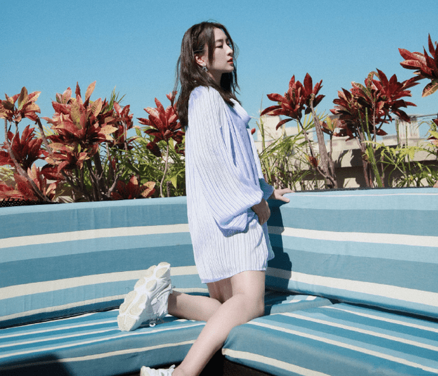 三条 39岁马苏真会玩，为了赶时髦腰上系三条腰带，感觉用力过猛了