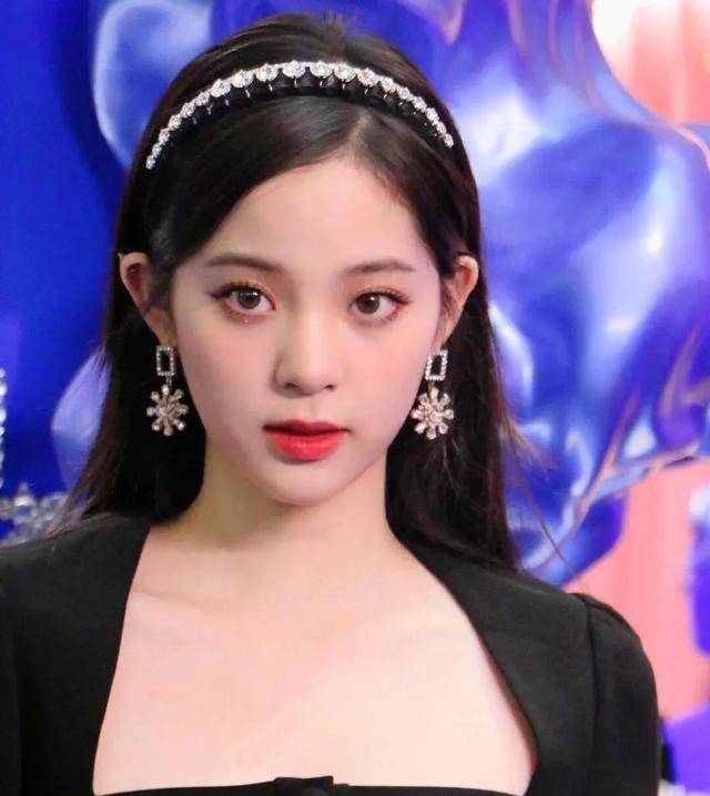 因为张柏芝水滴鼻输给了她，什么样的鼻子小成就美女完美的侧颜？