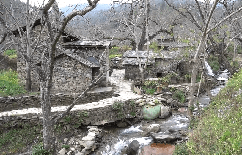 云南临沧百年古村落,石路石房都与石头有关,民风淳朴好有烟火气_墨村