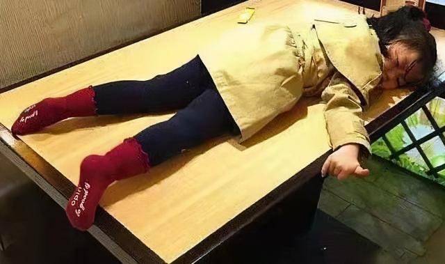 八卦爆料|阿拉蕾：4岁赚钱养弟弟，在没爱的环境带泪成长，懂事得让人心疼！