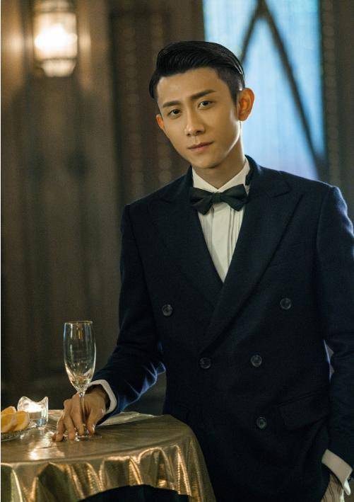 张一山晒"鹿鼎记"剃头花絮,表情显浮夸,被称和男生形象差距大_造型