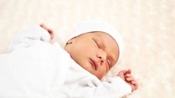 新生儿睡觉不安稳，熟睡后易惊醒，科学研究：容易醒的孩子更聪明