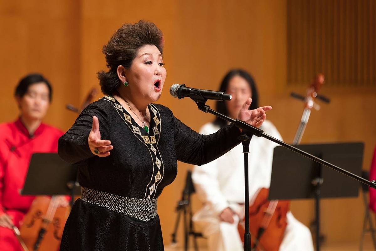 乌日娜带养子走出悲伤童年丈夫病逝后孩子们帮她走出悲痛