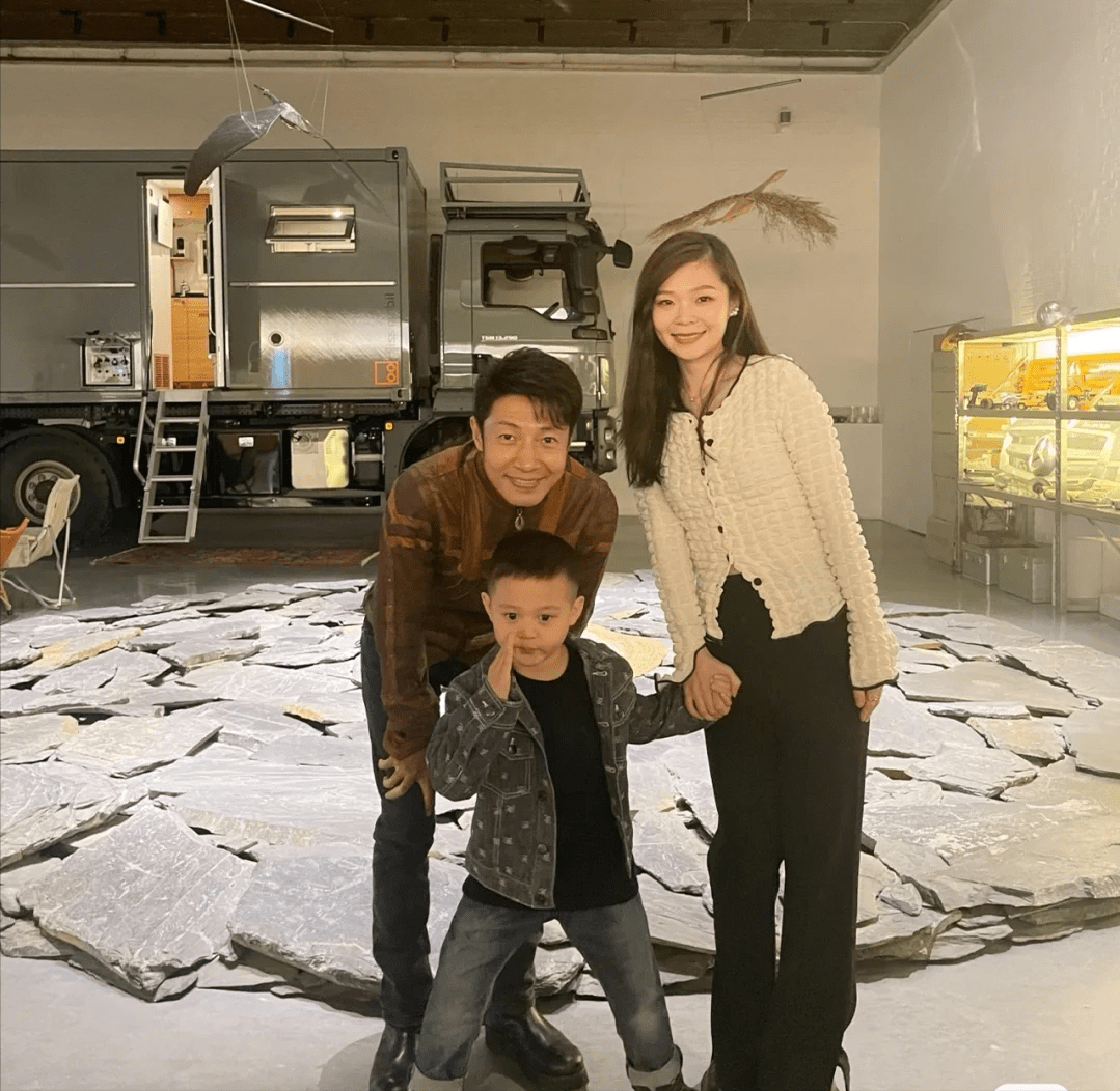 原创撒贝宁2岁儿子太帅了正脸首次曝光五官混血感超强太像妈妈了