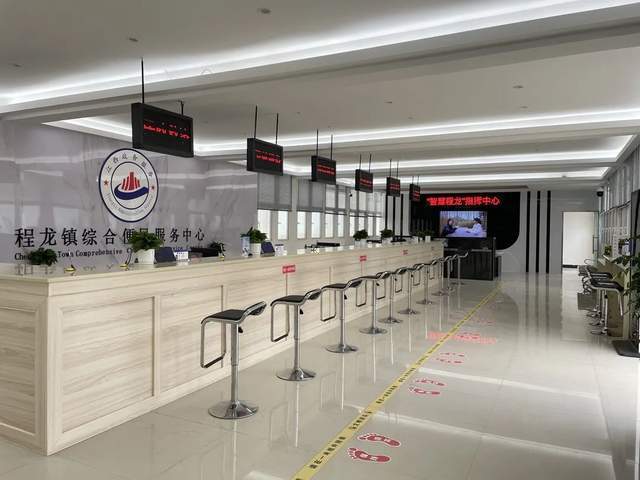 中心办事大厅科学划分为窗口办理区,休息区,自助服务区,填单区和咨询