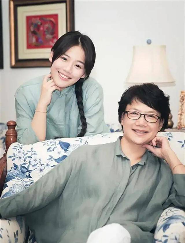 披肩 马思纯和亲妈同框，穿旗袍裙温婉甜美，妈妈气质不输蒋雯丽