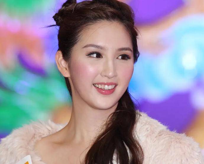 何傲儿出生于富裕家庭,长大后她跟姐姐何傲芝双双加入娱乐圈发展,口齿