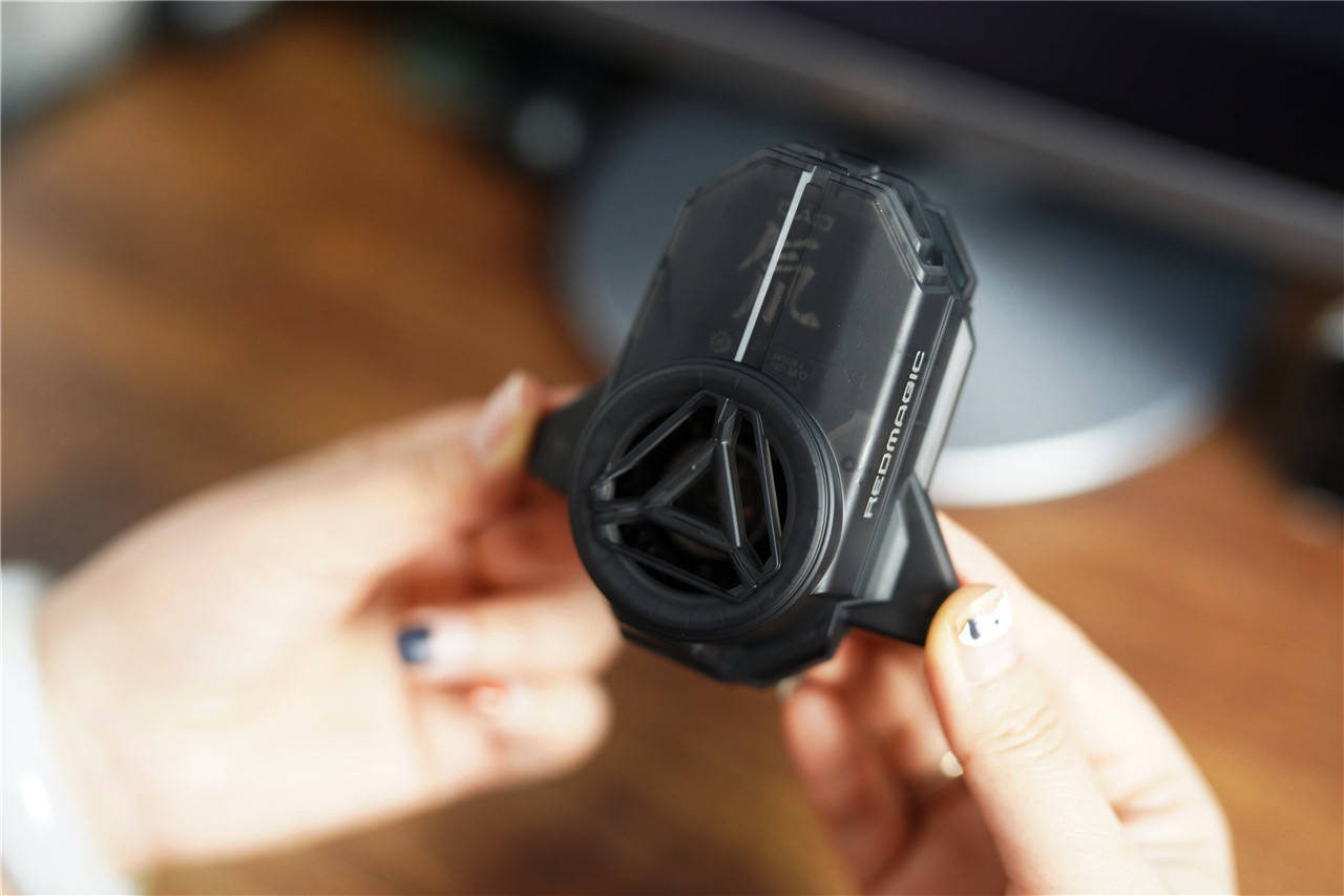 产品|涡轮增压降温技术加持的手机红魔涡轮散热背夹
