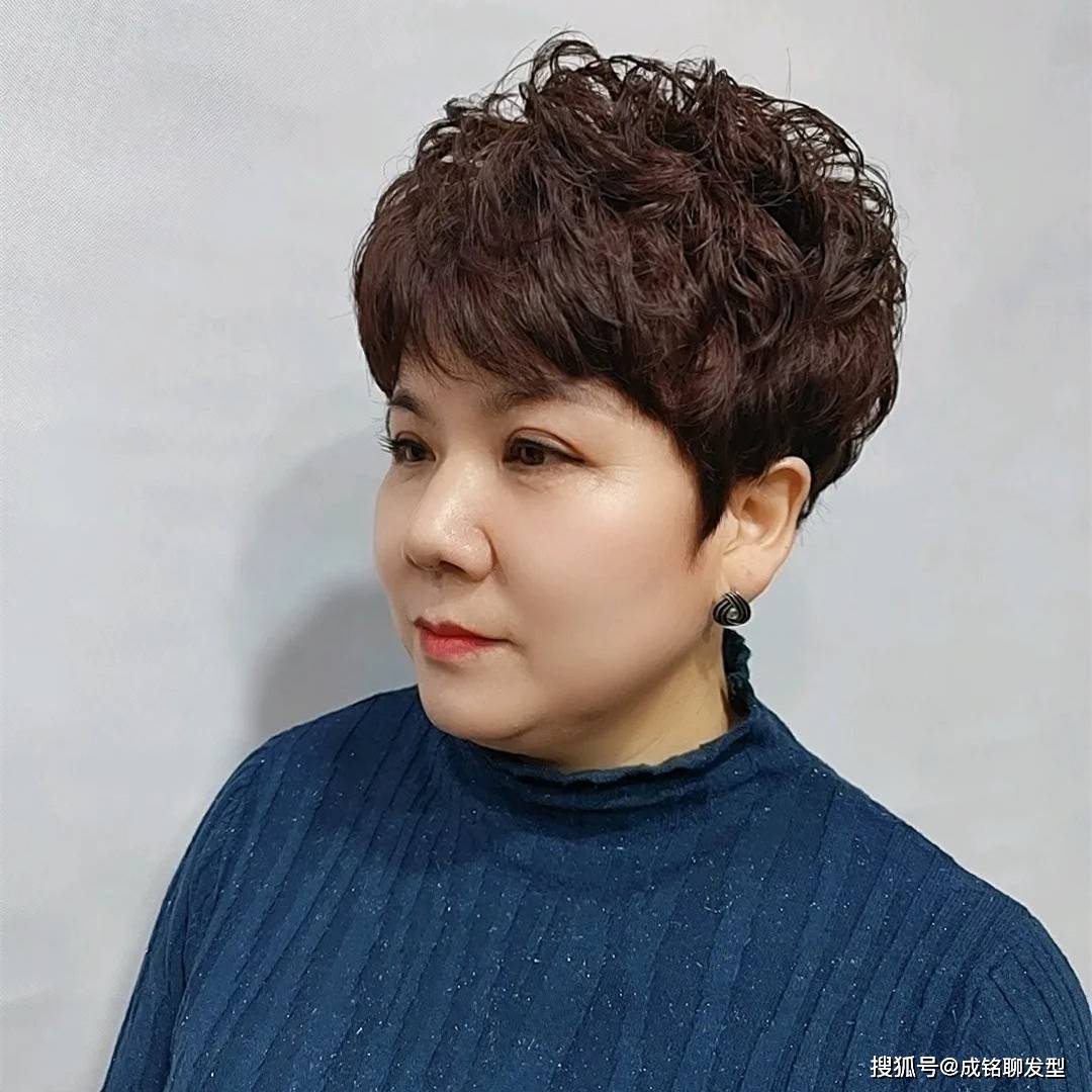 发型烫发让发量显多，中老年人多久烫一次头发合适？看这三点就明白