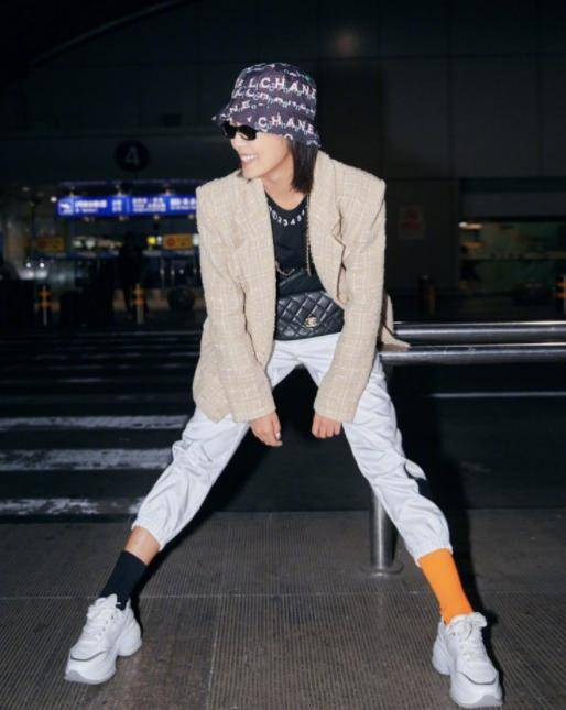 前卫 辛芷蕾的“鸳鸯裤”要火了,一半清纯,一半成熟,减龄显瘦又好穿