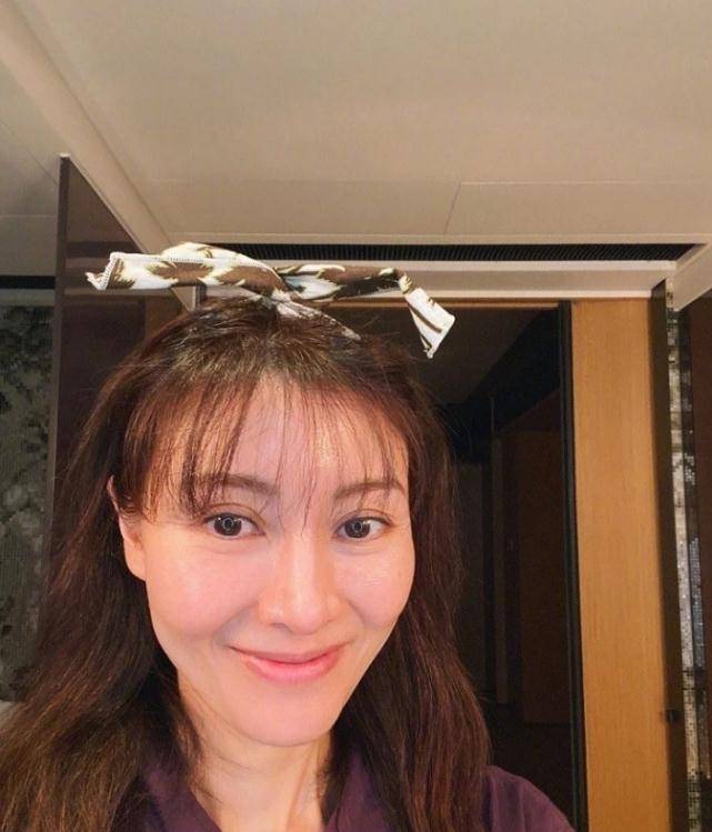 长发李嘉欣深夜晒素颜照，港风美女变网红脸，网友：老公怎么忍的？