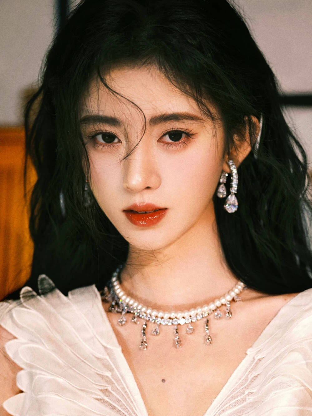 范围成为氛围美人的第一步，得跟鞠婧祎一样画下眼影才行，纯欲感爆棚