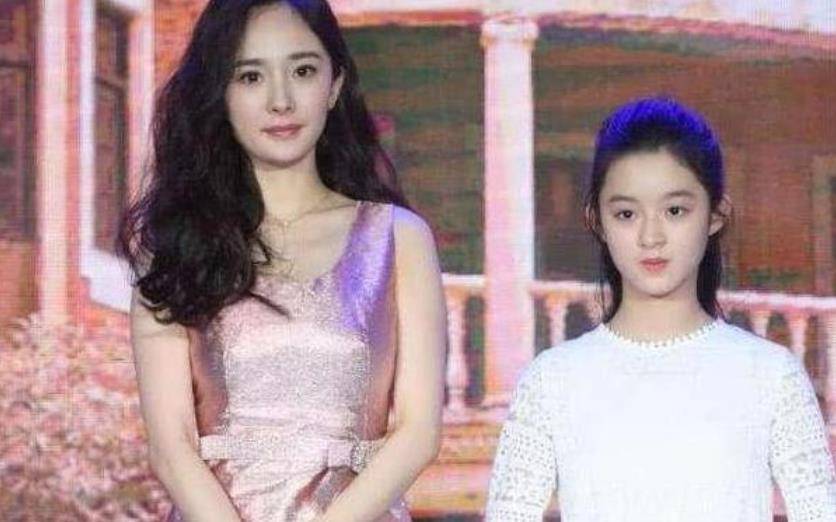杨幂又一个童星被“催熟”？小学没毕业就被杨幂捧红，网友：哪像13岁