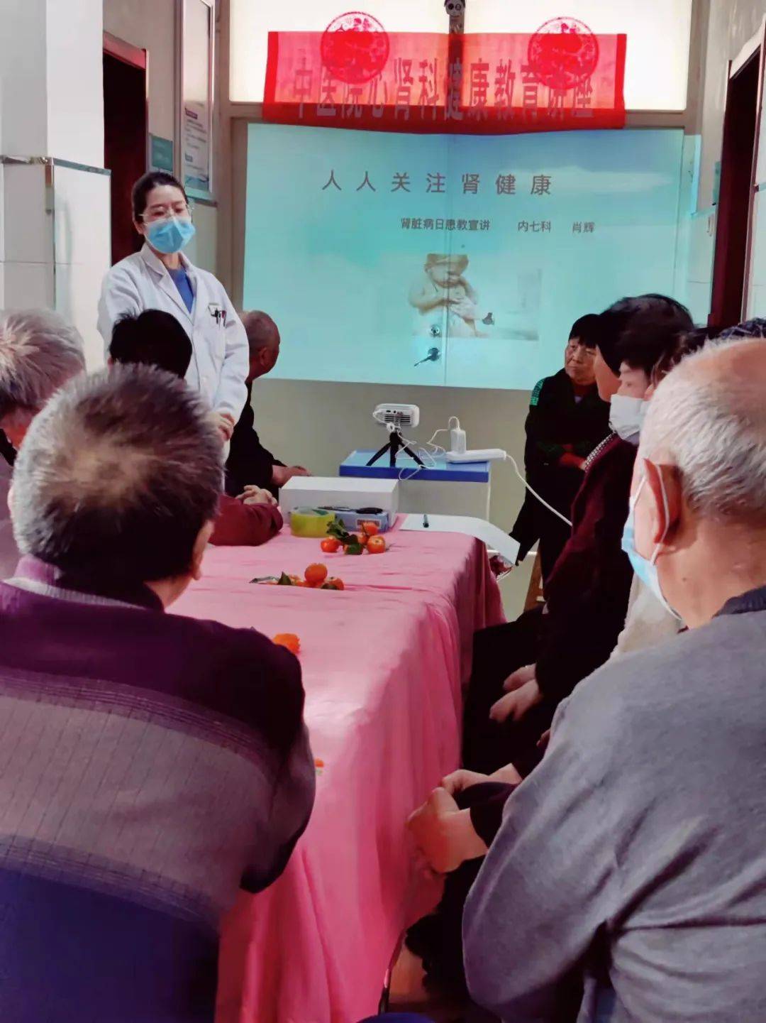 及家属提供免费血糖,血压测量服务,发放宣传资料宣教普及肾脏病知识