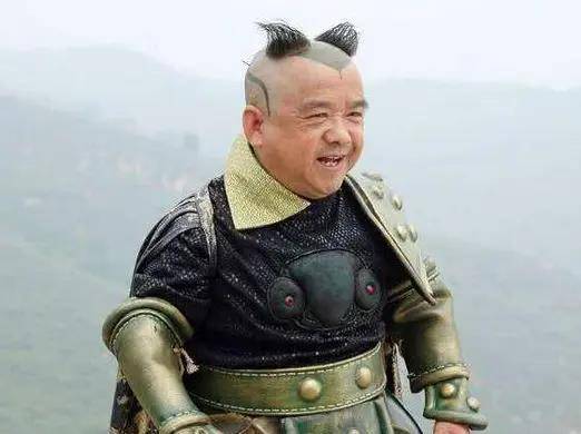 他是中国第一矮星，身高1米28其貌不扬，59岁4任妻子个个貌美如花