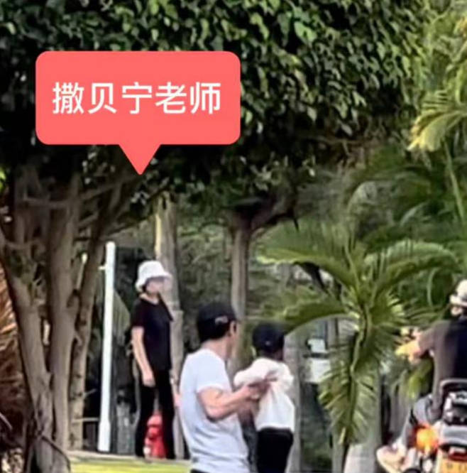 细节 撒贝宁带娃被偶遇，2岁儿子正脸首曝光，混血感超强太像外国妈妈