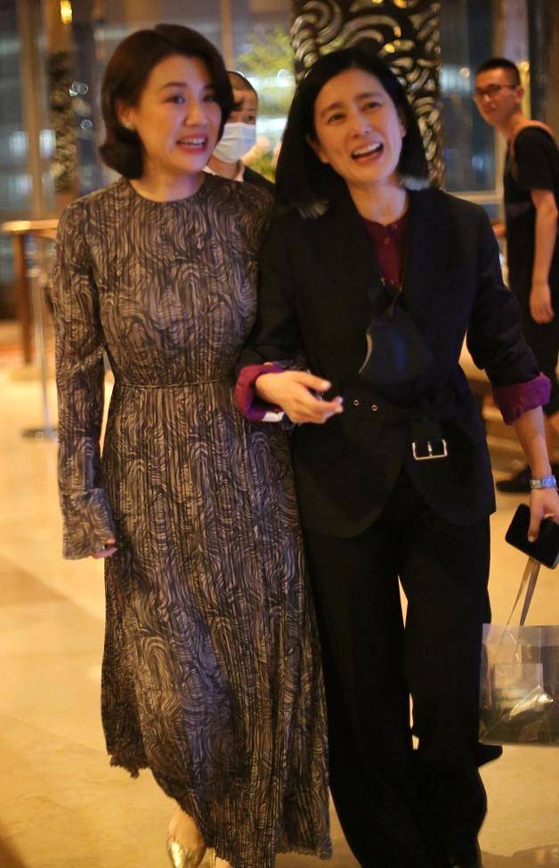 设计 “大娘子”刘琳身材原来这么好,穿斜肩裙骨感鲜明,有皱纹也高级