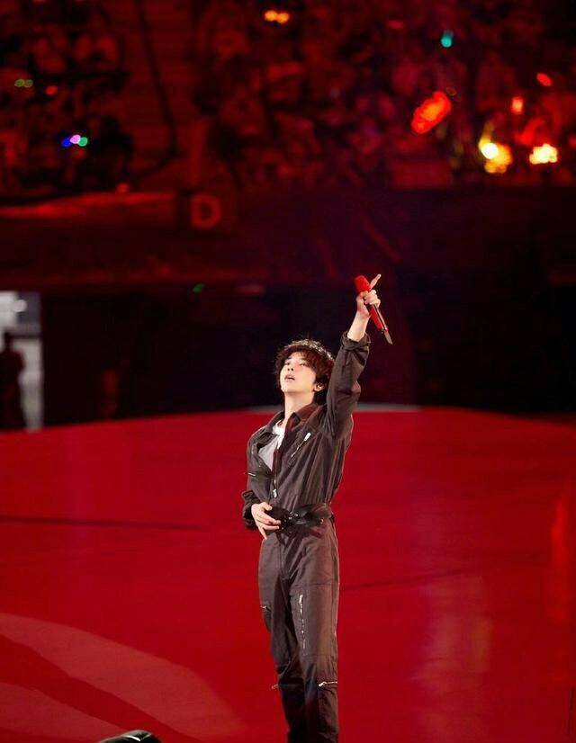 设计 29岁华晨宇和28岁肖战撞衫，同一件连体工装裤，你觉得谁更帅气？