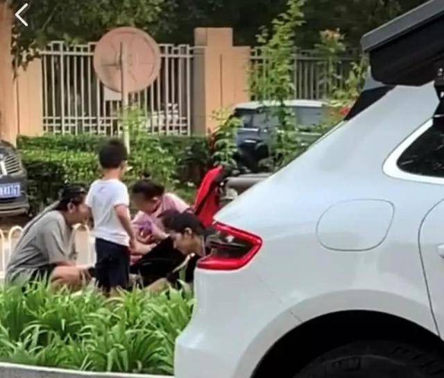 身材 33岁何洁罕见素颜带娃，穿灰色宽松T恤，一双大“粗腿”依然抢镜