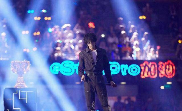 设计 29岁华晨宇和28岁肖战撞衫，同一件连体工装裤，你觉得谁更帅气？