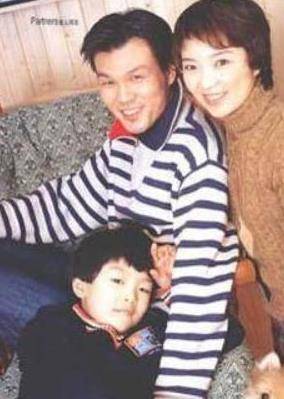 因为|他早年是内地主持一哥，主持的节目是全国收视冠军，如今退居幕后