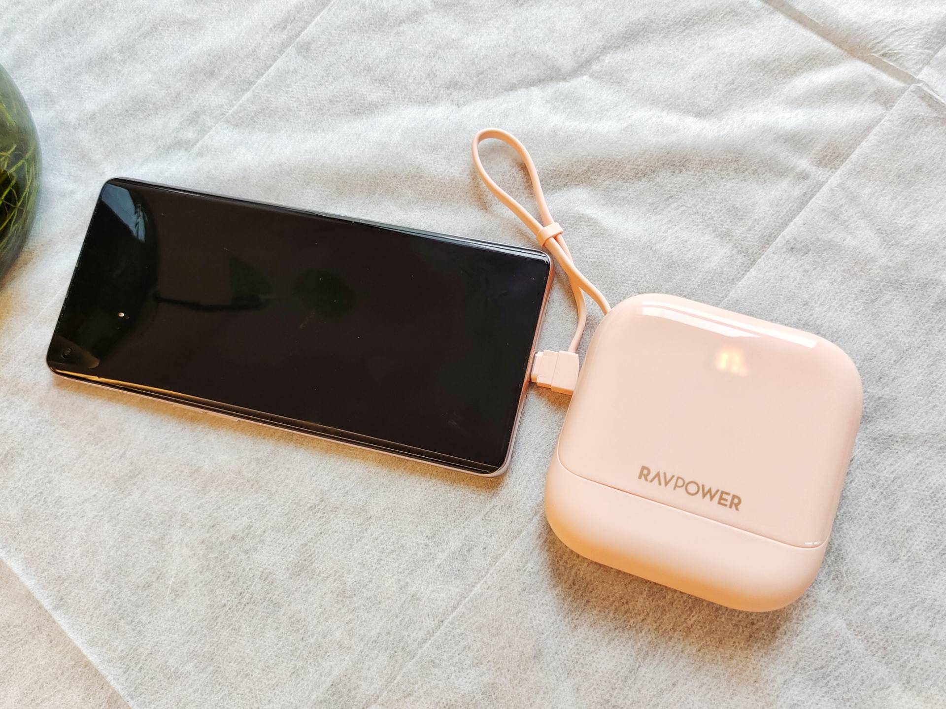 人生第一款充电宝，RAVPower自带线充电宝，小宝贝大能量