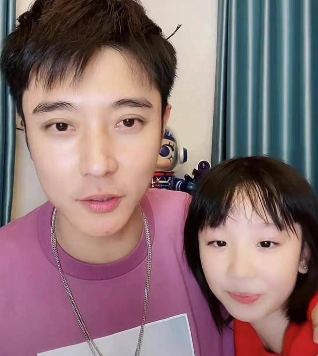 在张丹峰直播期间,他的八岁女儿张晞彤也露面了.