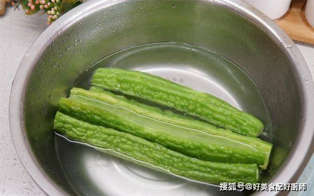 不炒不涼拌,加雞蛋蒸5分鐘賊香,夏季好菜_苦瓜_苦味_食材