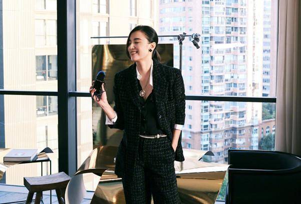 身材 宋佳周末逛奢侈店，穿长袖配4000拖鞋打扮奢侈，照试衣镜甜蜜自拍