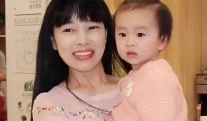 关系“冻龄姥姥”火了,27年前抱着女儿,如今抱着外孙女,更漂亮了