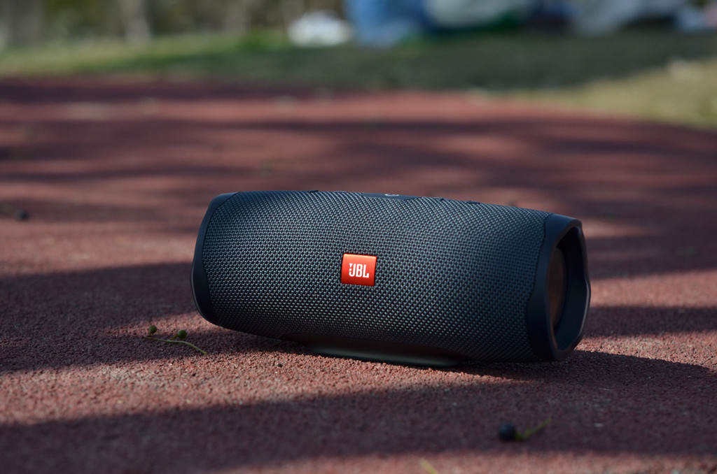 千元级蓝牙音箱再添全能型小将jblchargeessential2