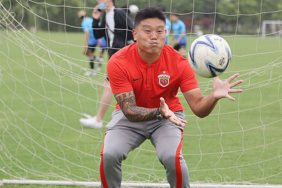 之所以能够顺利保级,与上赛季的引援有很大关系,像从国安租借的巴顿