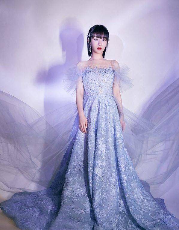 名媛 杨紫为证明颜值高，坐强光前怼脸拍，却被身后影子暴露真实脸型