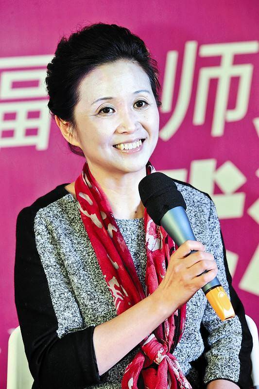 同学|黄菡:倒追丈夫恩爱31年无绯闻,是别人的情感导师,却搞不定女儿?