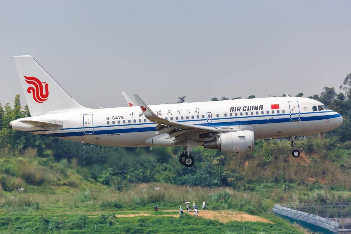 南方航空 我国6大航空公司空姐制服一览：国航喜庆海航典雅，你最喜欢哪一款？