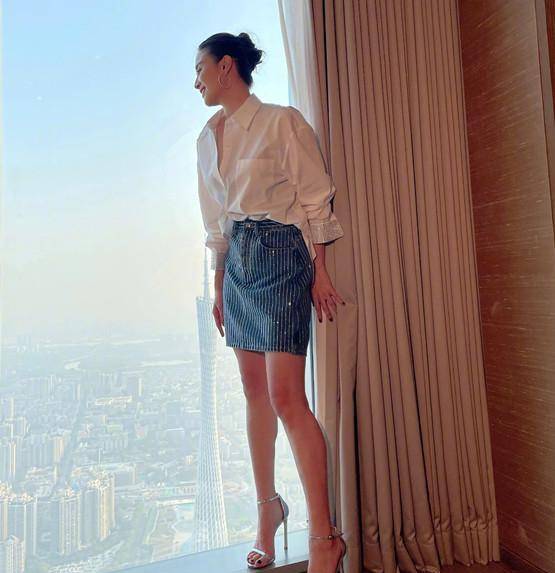 身材 宋佳周末逛奢侈店，穿长袖配4000拖鞋打扮奢侈，照试衣镜甜蜜自拍