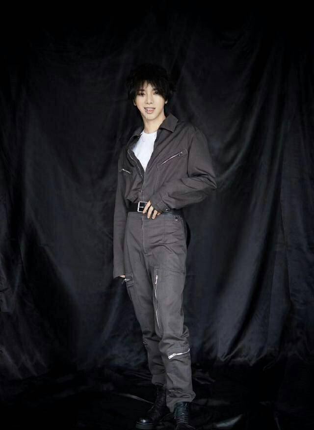 设计 29岁华晨宇和28岁肖战撞衫,同一件连体工装裤,你觉得谁更帅气?