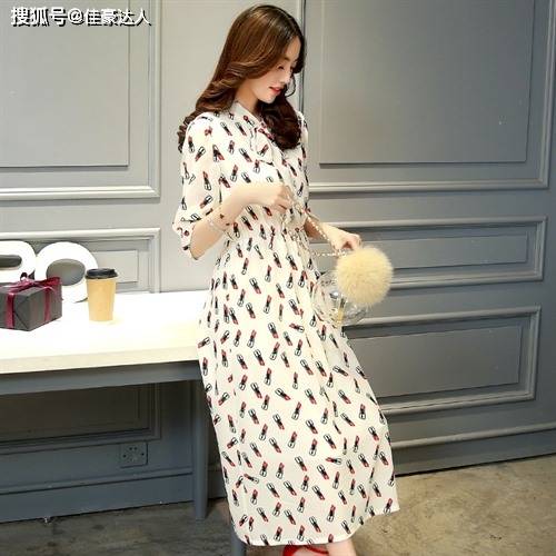 黑色 简单文艺的上衣短袖加上一件干净利落的牛仔裤