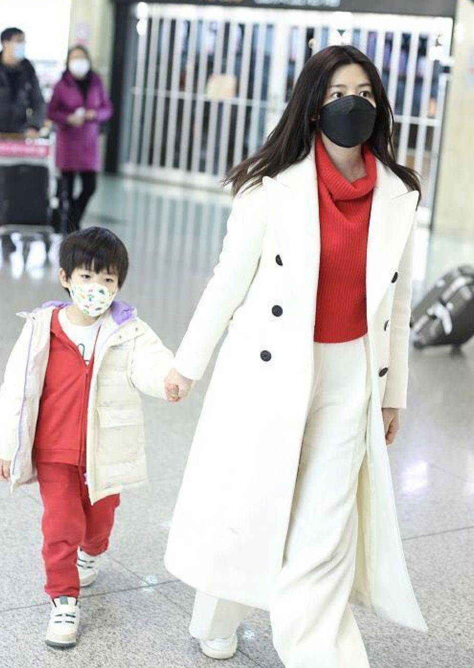 简美学 陈妍希牵儿子走机场，同穿“红白配”好养眼，小星星长得太像陈晓