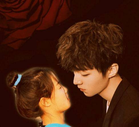 画面中王俊凯像是低着头准备亲吻对方似的,这位追星女孩闭着眼睛抬着