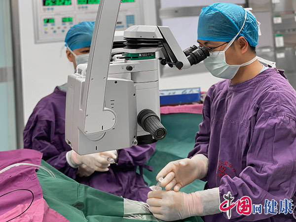 打响“眼球保卫战”——柳人医成功植入人工玻璃体球囊为眼外伤患者保眼，避免眼摘