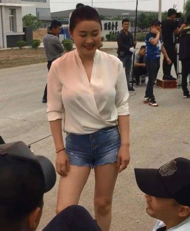 40岁关婷娜新戏开机开300万大g去往片场身材耸立贼有大姐范儿