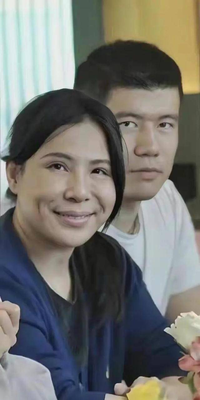 "作家"陈岚,讽刺认怂,跟向太道歉,向太手滑点赞鱼太劣迹_热度_民众