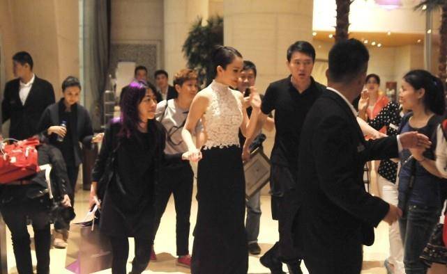 身材 范文芳50岁也是大美人,多肉身材穿抹胸裙,衣服太小有点撑了