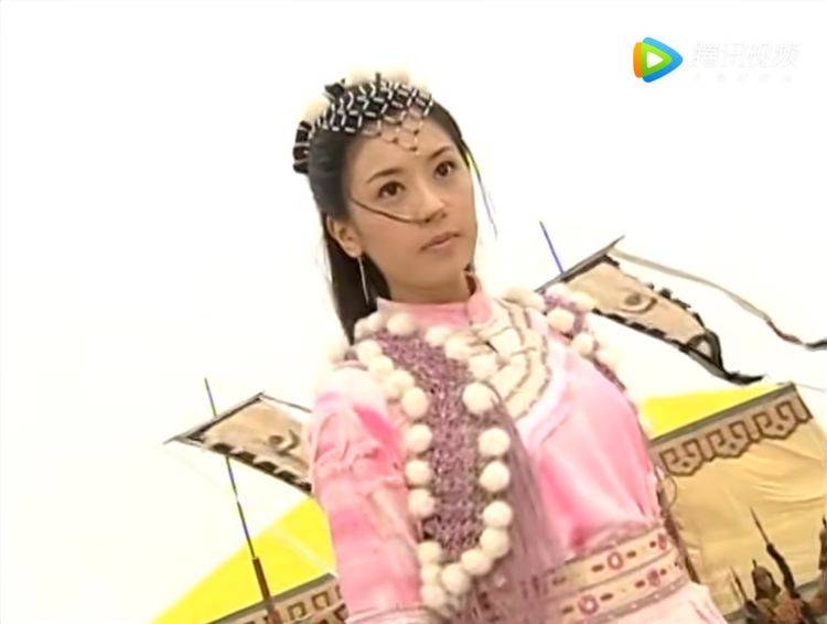 女装 赵敏郡主的7大女装造型惊艳了时光，难忘她的斜肩装加上扇子头！