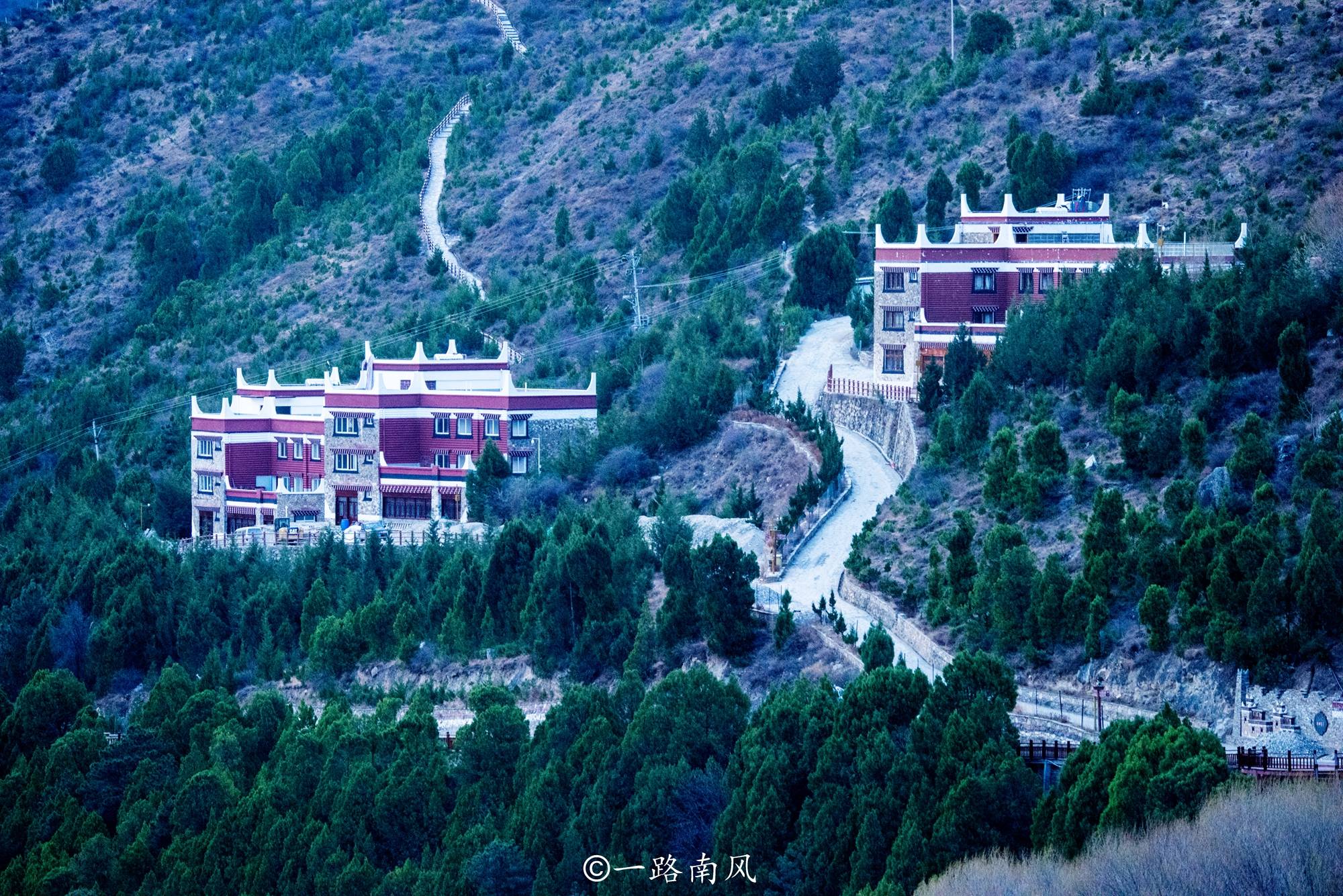 游客|四川甘孜甲居藏寨，入选“中国最美的六大乡村古镇”，春天真好看