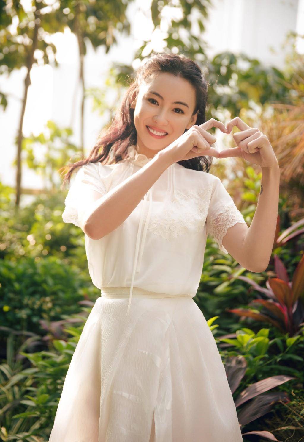 领收 40岁张柏芝近照释出,一袭白色花边薄纱裙出镜,状态依旧好到爆